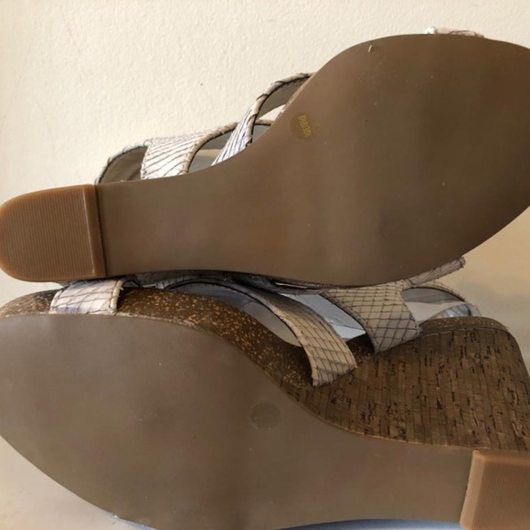 Chi by Carlos Falchi "THALIA" Beige Wedges 8.5M - Picture 4 of 8